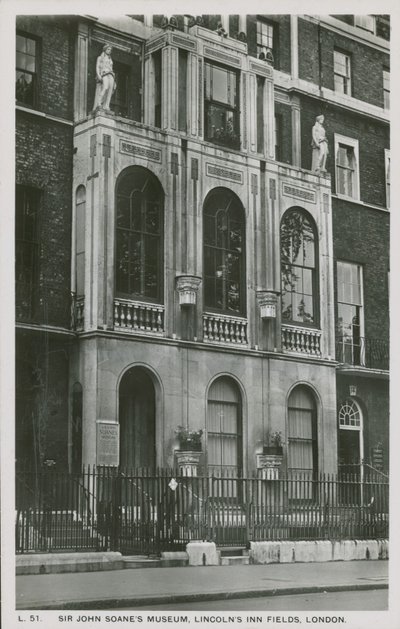 Sir John Soanes Museum, Lincolns Inn Fields, London von English Photographer